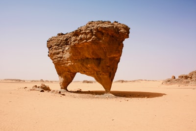 白天在棕色沙上形成棕色岩石